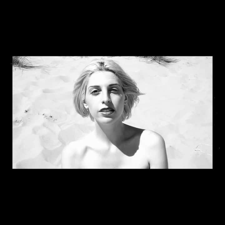 リアンヌのインスタグラム：「“One More Round” out now! Here is a teaser little video I made ❤️ 新しい曲One More Roundが昨日リリースされました！」