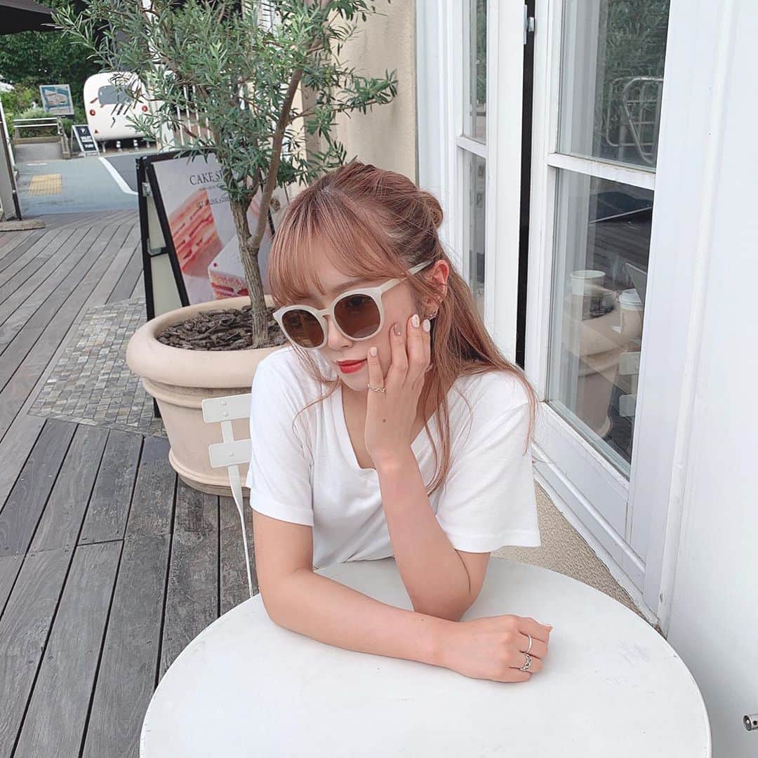 のインスタグラム：「マスクしてて今年はサングラス全然できなかったから写真撮る時だけでも😣」