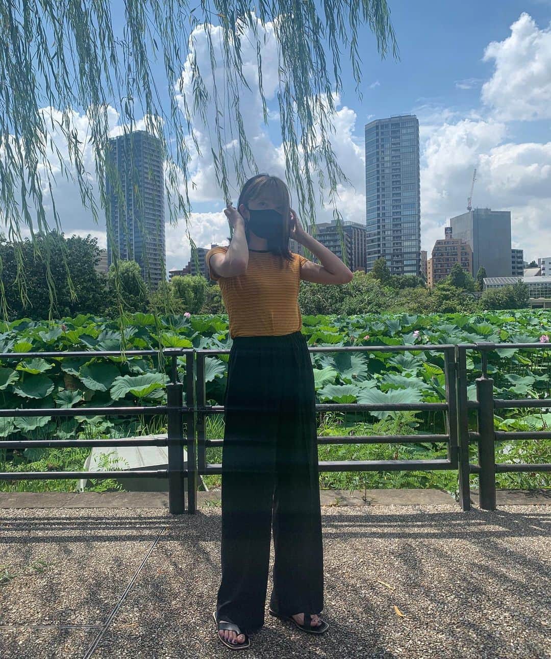 のインスタグラム：「, , #あずコーデ 🧡🖤 , 逆光ですが😂 景色と新しいパンツが お気に入りなので載せます📸 , 実はこのパンツは モデルをさせていただいた ポルテボヌールさんの (@porterbonheur_shop ) テロパンです👖 , すごくらくちんだし、 丈感もシルエットも大好きで、 購入してしまいました🥰 いまオープン記念セールもしてるみたいなので ぜひのぞいてみてね、、✨」