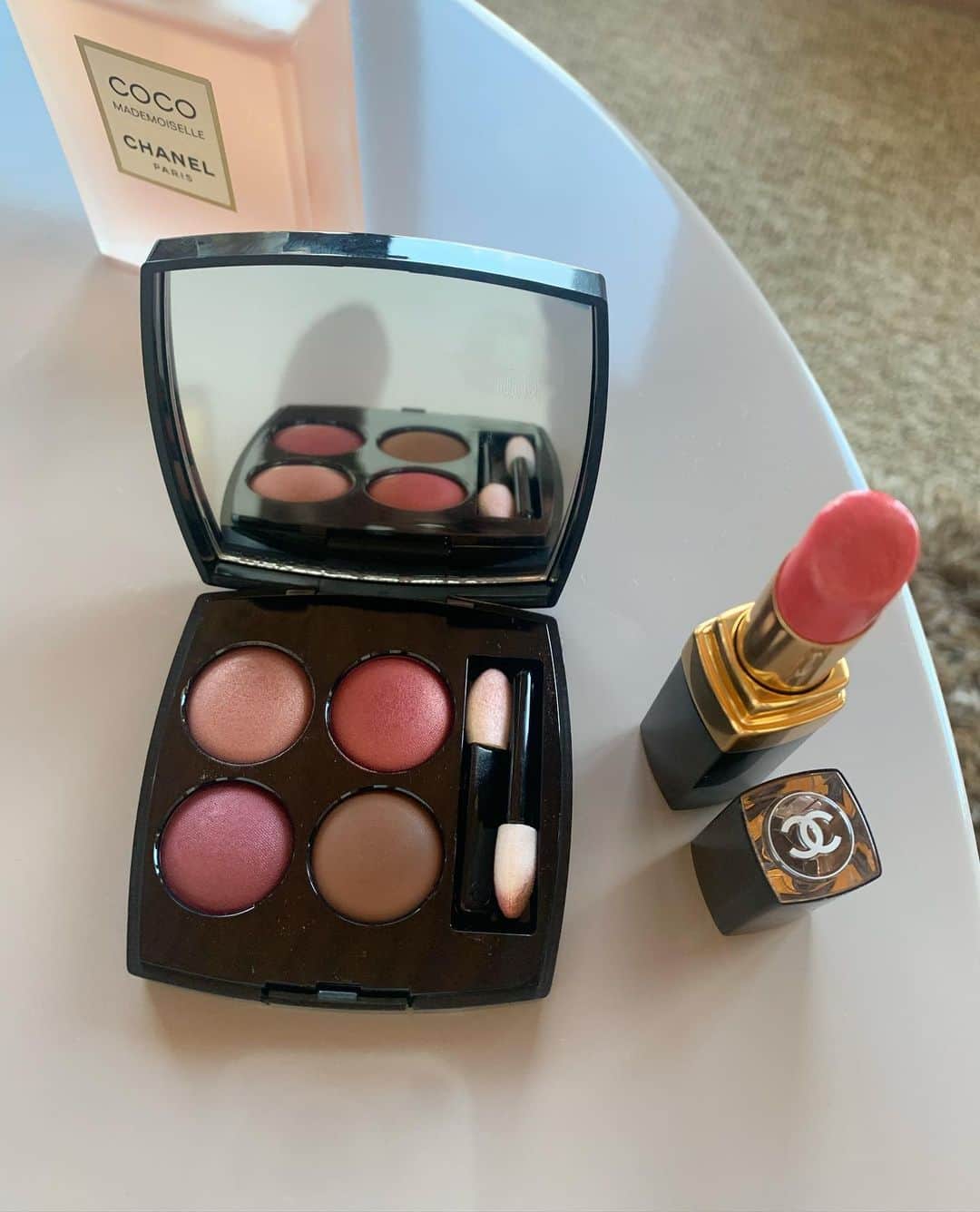 飯島望未さんのインスタグラム写真 - (飯島望未Instagram)「Simple pink eyeshadow look💗 ピンクのアイシャドウだけ。 @chanel.beauty   Eyeshadow: LES 4 OMBRES 362 Lip: ROUGE COCO FLASH 132」8月29日 17時09分 - nozo0806
