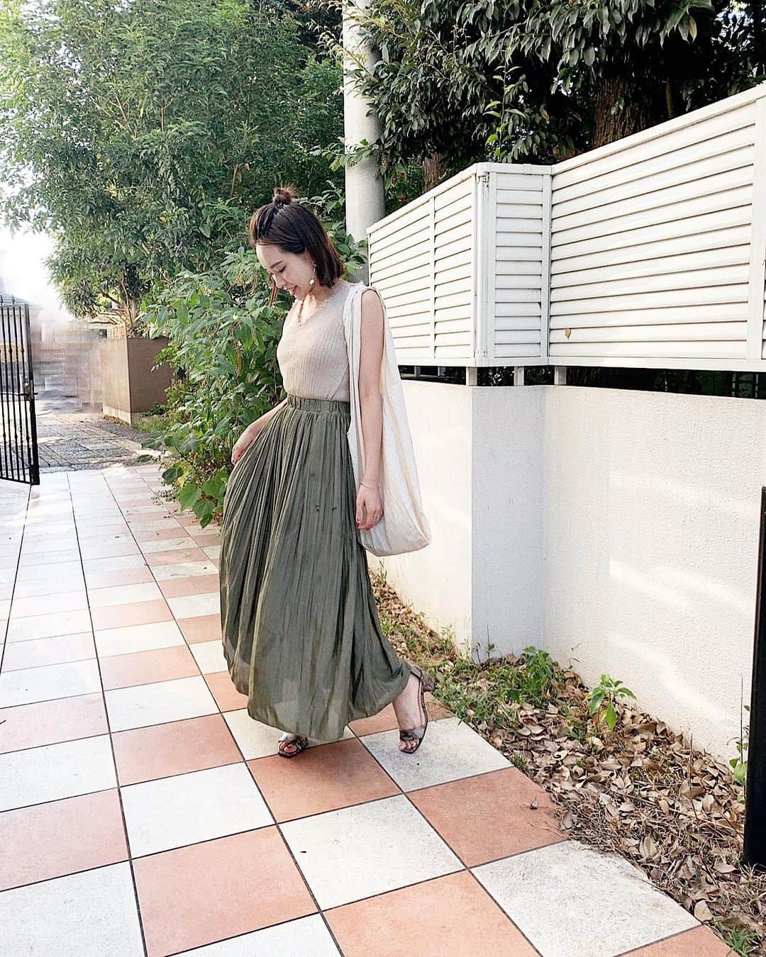 のインスタグラム：「𝑠𝑘𝑖𝑟𝑡から秋めいてみた𓆙  . .  エコバッグもって 週末のお買い物〜 . . . .  まだまだ暑いけど 透け感のある裾が涼しげで 秋色スカートおろしたよ〜〜  . .  色味も素材感も高見えして かわいいの,さすが @fifth_store   .  〜 #休日シンプルコーデ #fifth #fifthtl #フィフス #イージーワッシャースカート  #ロングスカート #低身長コーデ  #おちびコーデ　#秋物新作 #トレンド #ロングスカートコーデ  #ワンマイルコーデ #ワンマイルウェア  #151cm  #うじちゃんコーデ𓆫」