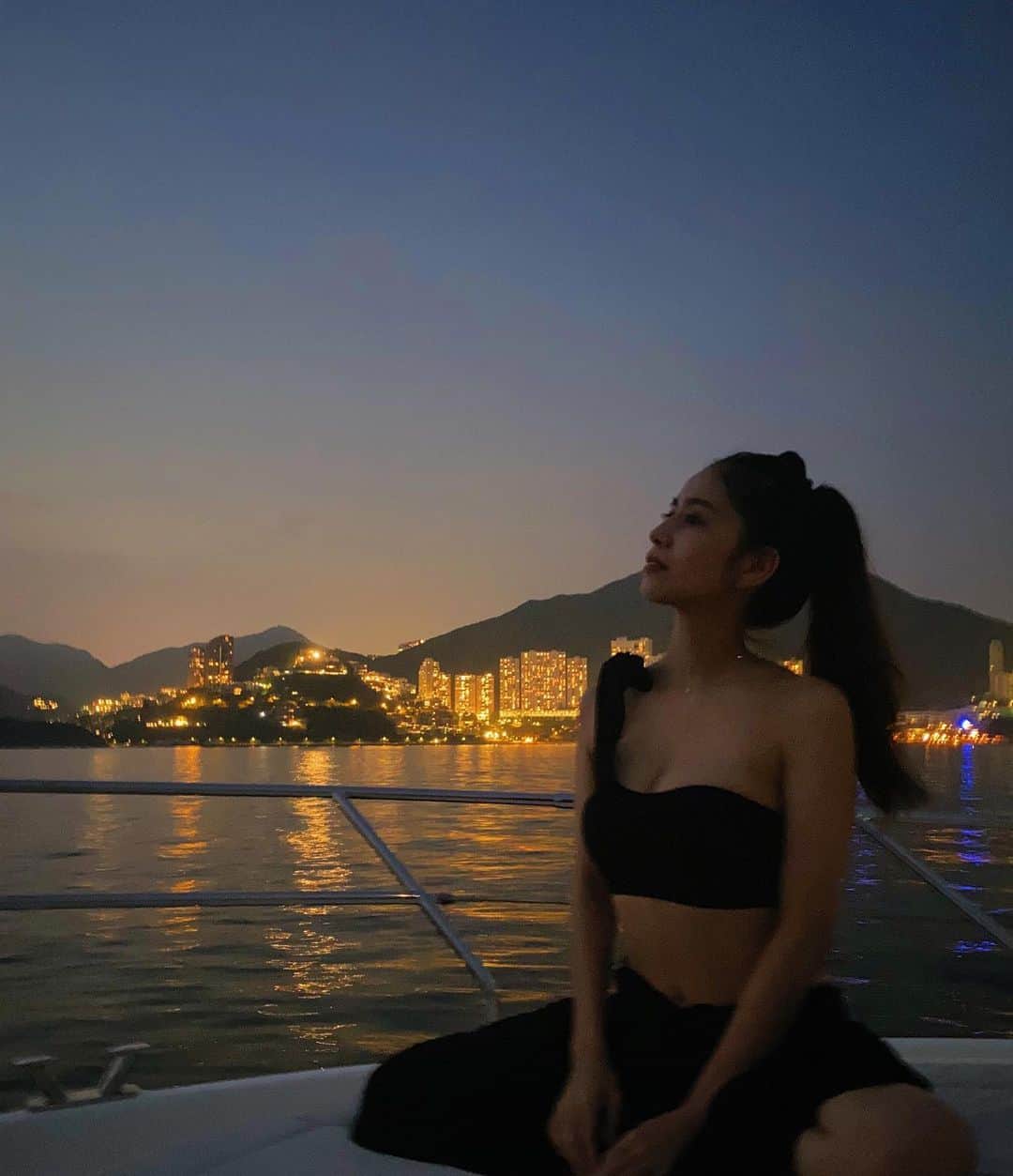 大見謝葉月さんのインスタグラム写真 - (大見謝葉月Instagram)「日が沈むと風が心地良くて街がキラキラしてて気持ち良い✨ #boattrip  #hk」8月29日 17時16分 - h_a_z_k_i