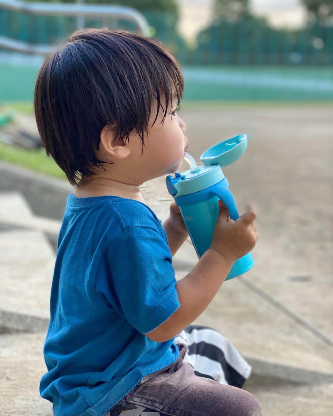 原口恵美のインスタグラム：「お兄ちゃん達に付き添って 汗だくになりながら応援📣  兄弟の習い事を組み合わせるのが 本当に大変😅💦  本音はみんな同じ習い事してくれたら 助かるんだけど... 性格も違くてそうもいかない現実🤔  とにかく楽しく好きなこと 見つけてくれたら嬉しい♡  #4兄弟 #習い事事情 #⚽️ #⚾️」