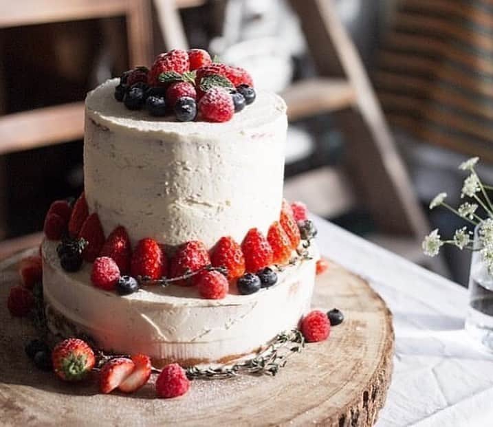 Choole 業界初、オンライン結婚式準備サービスさんのインスタグラム写真 - (Choole 業界初、オンライン結婚式準備サービスInstagram)「#ウェディングケーキ  いちごたっぷり！憧れのウェディングケーキ✨ . いちごがたーっぷり飾られたウェディングケーキ🍓 . 見た目の鮮やかさはもちろんおいしさも間違いなし💕 . ぜひ参考にしてみて下さいね🕊 .  photo  by @chimade3101 @furuhashi_natsumi @rnkj_wd @lf_the_palm_garden  他の投稿も素敵なものばかりですので、﻿ ぜひチェックしてみてください﻿  ────────────────── トキハナの公式サイトでは 会場・ドレス・ヘアメイクなど たくさんのアイテムをご紹介👗👑 @tokihana_weddingからHPをチェック♡  トキハナでは、「ベストレート保証」「持ち込み自由」の特別な条件をクリアした式場だけをご紹介⛪ . 心から満足できる結婚式場が 厳選されているので安心です😊 . LINEやサロン、オンラインで元ウエディングプランナーに無料相談！ . 1分でカンタン結婚式場診断やスクショ診断🕊 いろんな診断はスワイプでQRからCheck▶︎▶︎▶︎ . ─────────────────── .  #結婚式場#お色直し#ウエディング#卒花嫁レポ#卒花レポ#式場探し#チャペル#全国のプレ花嫁さんと繋がりたい#挙式 #ウェディングケーキ　#トキハナ」8月29日 17時17分 - tokihana_wedding