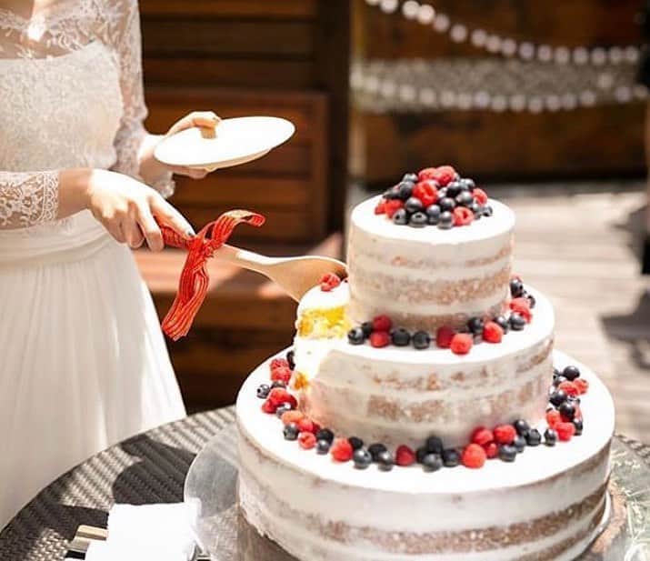 Choole 業界初、オンライン結婚式準備サービスさんのインスタグラム写真 - (Choole 業界初、オンライン結婚式準備サービスInstagram)「#ウェディングケーキ  いちごたっぷり！憧れのウェディングケーキ✨ . いちごがたーっぷり飾られたウェディングケーキ🍓 . 見た目の鮮やかさはもちろんおいしさも間違いなし💕 . ぜひ参考にしてみて下さいね🕊 .  photo  by @chimade3101 @furuhashi_natsumi @rnkj_wd @lf_the_palm_garden  他の投稿も素敵なものばかりですので、﻿ ぜひチェックしてみてください﻿  ────────────────── トキハナの公式サイトでは 会場・ドレス・ヘアメイクなど たくさんのアイテムをご紹介👗👑 @tokihana_weddingからHPをチェック♡  トキハナでは、「ベストレート保証」「持ち込み自由」の特別な条件をクリアした式場だけをご紹介⛪ . 心から満足できる結婚式場が 厳選されているので安心です😊 . LINEやサロン、オンラインで元ウエディングプランナーに無料相談！ . 1分でカンタン結婚式場診断やスクショ診断🕊 いろんな診断はスワイプでQRからCheck▶︎▶︎▶︎ . ─────────────────── .  #結婚式場#お色直し#ウエディング#卒花嫁レポ#卒花レポ#式場探し#チャペル#全国のプレ花嫁さんと繋がりたい#挙式 #ウェディングケーキ　#トキハナ」8月29日 17時17分 - tokihana_wedding