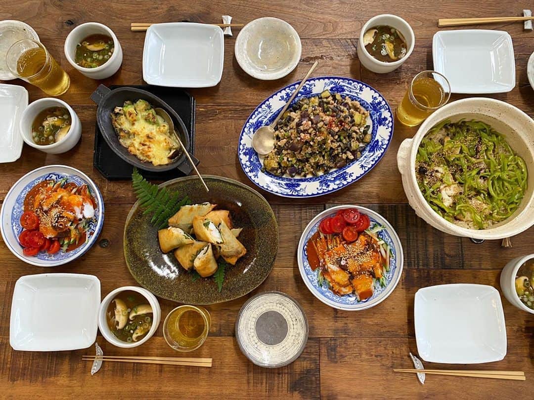 のインスタグラム：「まかない。やること山積みの日だったのに料理してたら楽しくなってきてなんだか品数増えた😂気がついたら翌日のまかない用スープも完成してた😂😂 土鍋ごはんは鯛めし。梅入り出汁でごはんを炊き、途中で焼いた鯛を入れ、炊き上がりに炒めた万願寺とうがらしと実山椒佃煮を入れて蒸らしたもの。 春巻きの具は紫蘇、海老、酒粕、チーズ。 アボガド、きのこ、山芋のグラタン 湯葉と椎茸のお味噌汁 ひき肉といんげんと茄子の炒めものは#青家の酵素ジャム とオイスターソース、紹興酒、醤油少々で味付け。仕上げに#青家の唐辛子　を🌶。 タコときゅうりとトマトのチョジャン（コチュジャンを使った酢みそ）にも酵素ジャムを使用。どちらも前回発売した［河内晩柑とマンゴーのジャム］を使いました。ジャムとしてはさっぱり味だけどお料理の味付けに加えるとぐっと深みが増して美味しくなるので、お持ちの方はぜひお試しくださいね💛 明日から発売の新作酵素ジャムは［ぶどうと梨とすもも］です。こちらはしっかり甘みが感じられてパンやヨーグルトにもよく合います💜 ちょっと作りすぎたかと思ったけどみんなもりもり食べてくれてかわいかった😻 #完食🙆‍♀️ #薬膳 #青山有紀 #青山有紀ごはん」