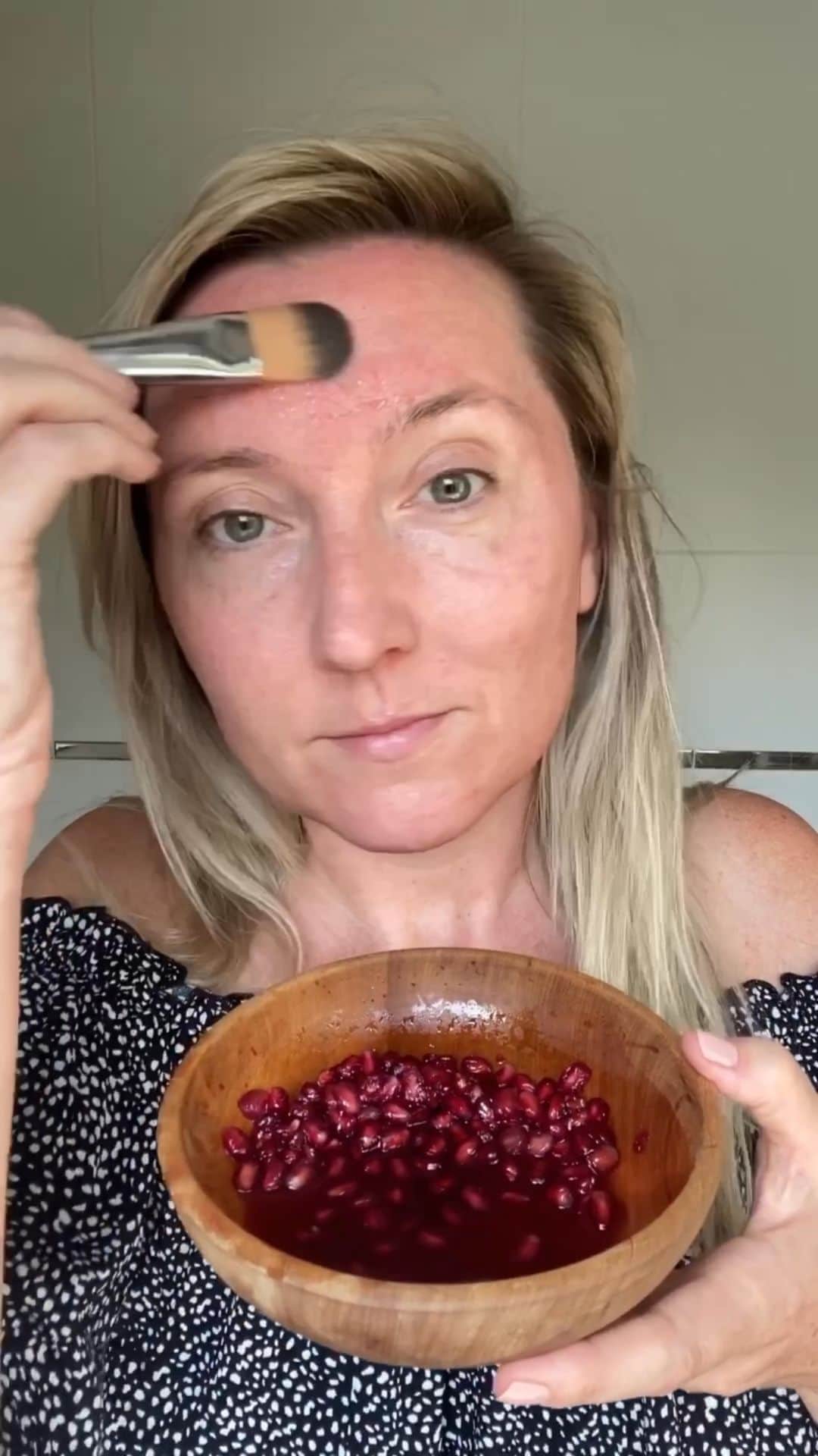 JO BAKERのインスタグラム：「Instant GLOW!!!!  Pomegranate seeds - crush Raw honey - generous dollop @weleda_usa #awakeningoil -squirt  Mix apply , leave on 20mins.... then #rickjames #GLOW !!! #skinhacks #jobakerm」