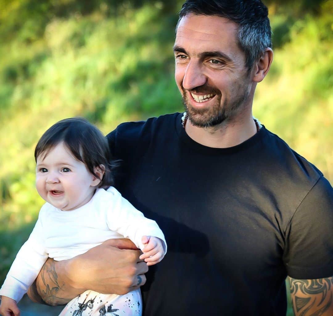 ロベルト・ヒルバートのインスタグラム：「Auf Kinder wirkt das Vorbild, nicht die Kritik! #baba #mh #family #kids #lifestyle #nature #laugh #happy #1903 #juna #mylife #familytime」