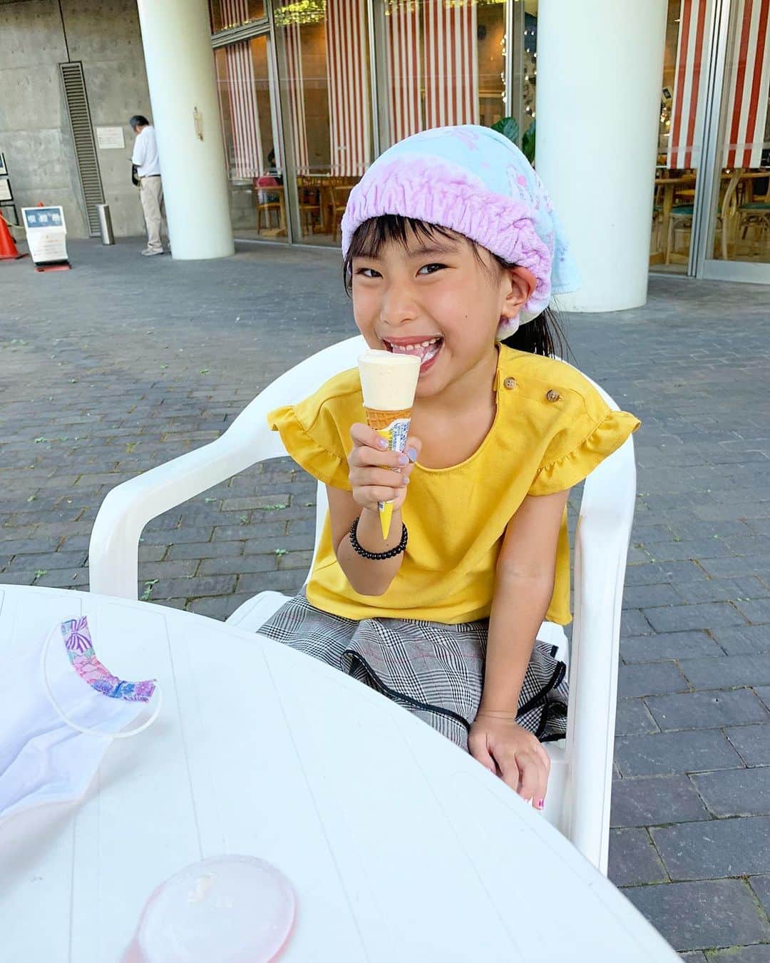 みきママさんのインスタグラム写真 - (みきママInstagram)「【アイス2つ食べました。】  プールに入って1つ、公園で遊んで1つ。  今日のところは仕方がない。  #みきママ　#アイス　#2個」8月29日 17時29分 - mikimama_official