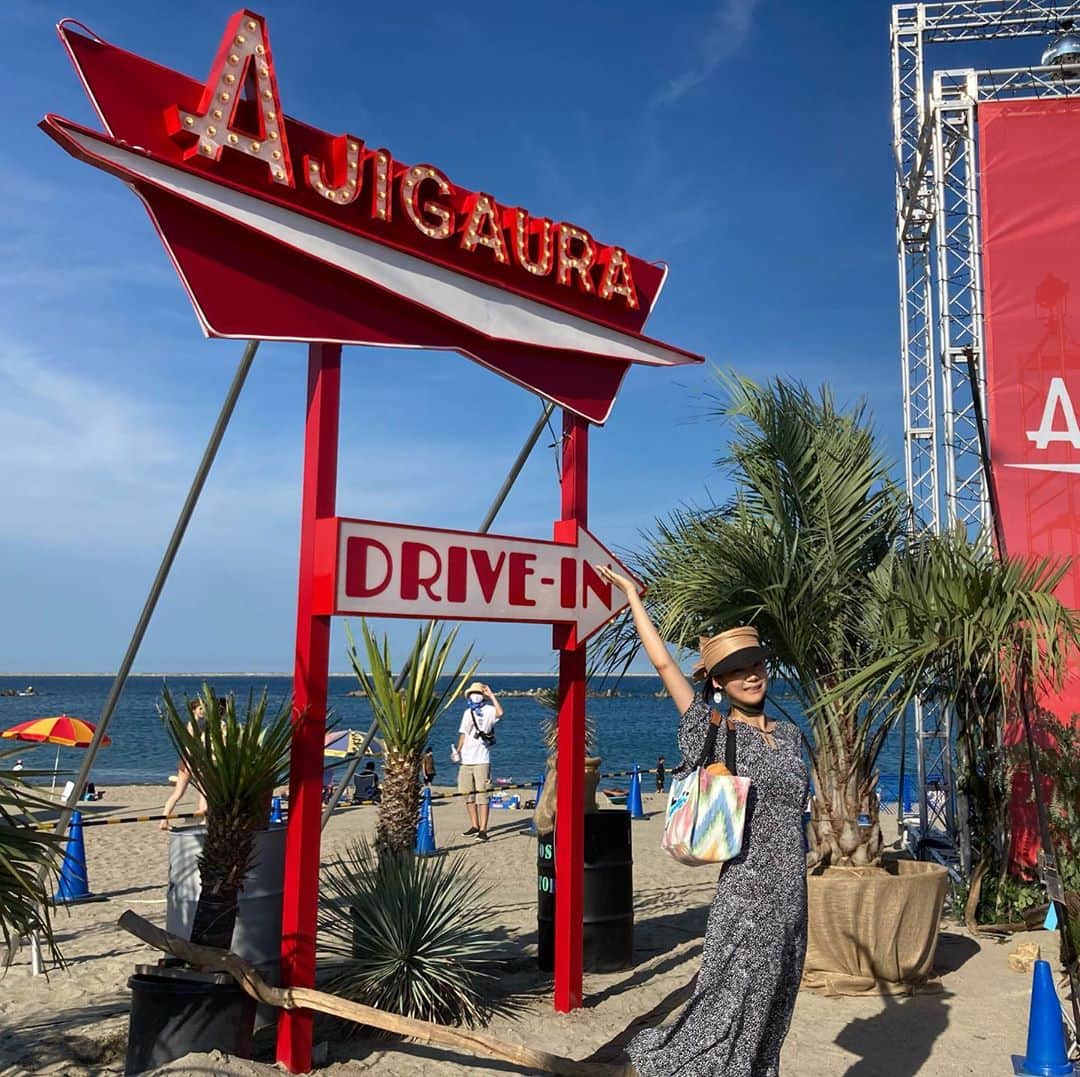 DJ Yummyのインスタグラム：「無人駅を乗り継ぎながら…お陰様で今年の夏も風情満点の海を味わえました。やっぱり生音最高です😂いまDJ終えてこのあと映画上映始まる！ このイベント、クラファンと手弁当で作ったのだって〜凄いなぁ。 #阿字ヶ浦ドライブインシアター #day2 #トンコハウス #driveintheater #ibaraki #dj#djlife #阿字ヶ浦#アジドラ」