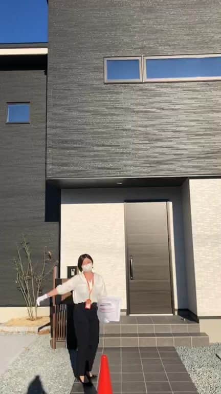 homelife 夢を叶える暮らし方のインスタグラム：「姫路市にございますホームライフの建売のお家です✨ フレッシュな2人で案内しています💁‍♀️✨  . 家づくりの資料請求はこちらから @homelife_shiryou  .  #一戸建て #ルームツアー #カリフォルニアスタイル #LDK #ウォークインクローゼット #お洒落なお家 #おしゃれ #こだわり #ローコスト住宅 #マイホーム #夢のマイホーム #間取り #シンプルな暮らし #暮らしを楽しむ #注文住宅 #自由設計 #デザイン住宅 #myhome #family #house #home #homelife_京都 #homelife_大阪 #homelife_兵庫 #ホームライフ #ホームライフ100 #アーキホームライフ」