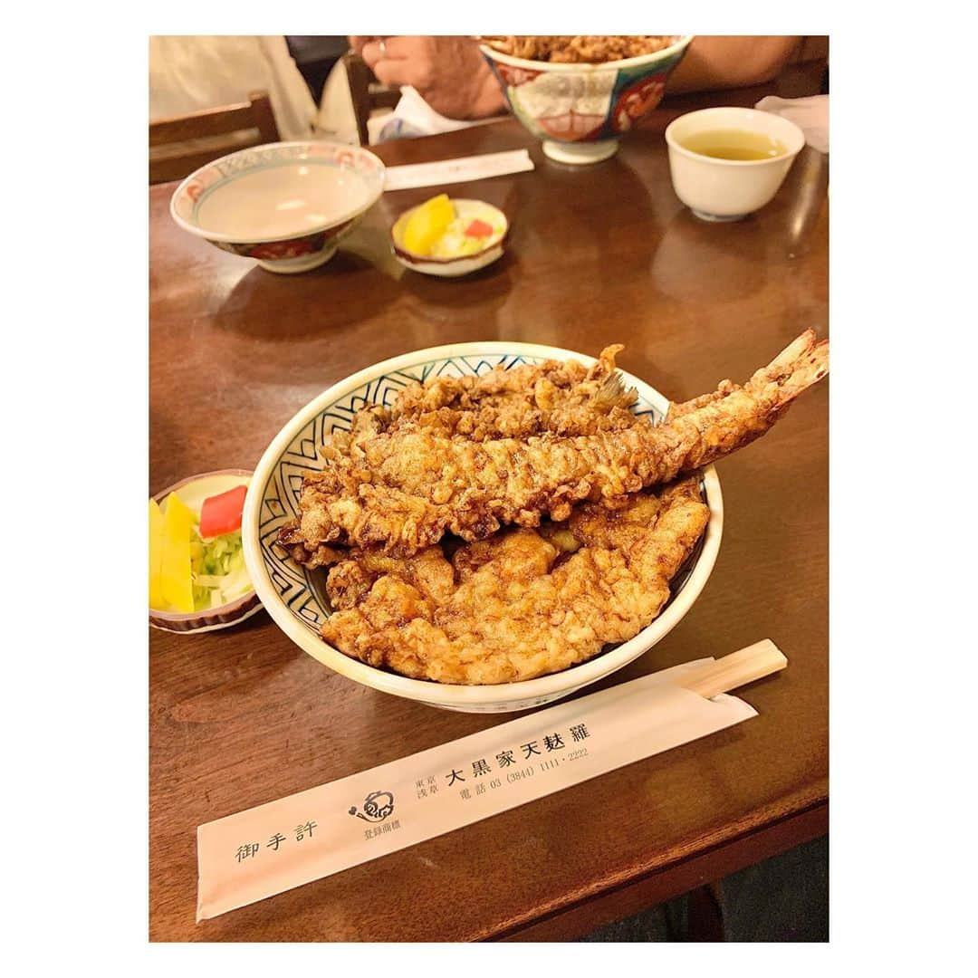 有村実樹さんのインスタグラム写真 - (有村実樹Instagram)「🏮﻿ 昨日は花束💐で、﻿ ﻿ 今日は人形焼😋❣️﻿ ﻿ ﻿ 大黒屋の天丼が食べたくて、久しぶりに主人と浅草へ行ってきました。﻿ ﻿ 「亀屋」の人形焼は食後のデザートに🍮﻿ 浅草に来たら必ず立ち寄るお店です。﻿ ﻿ 沢山食べたので夕飯は控えめにしよっと💪﻿ ﻿ ﻿ ﻿ 話は変わりますが、﻿ 最近はユニクロのエアリズムマスクをつけているのですが、肌あたりがいいのはもちろんだけど、メイク汚れが落ちやすいのが嬉しい✨﻿ 良品です。﻿ 売り出したときは品薄だったけど、もう手に入るようですね〜﻿ まだの方はぜひお試しください😊﻿ ﻿ ﻿ #浅草 #東京 #浅草寺 #大黒屋 #天丼 #人形焼 #デザート #ランチ #家族の時間 #夫婦 #tokyo #asakusa #happy #休日 #休日の過ごし方」8月29日 17時32分 - arimura_miki