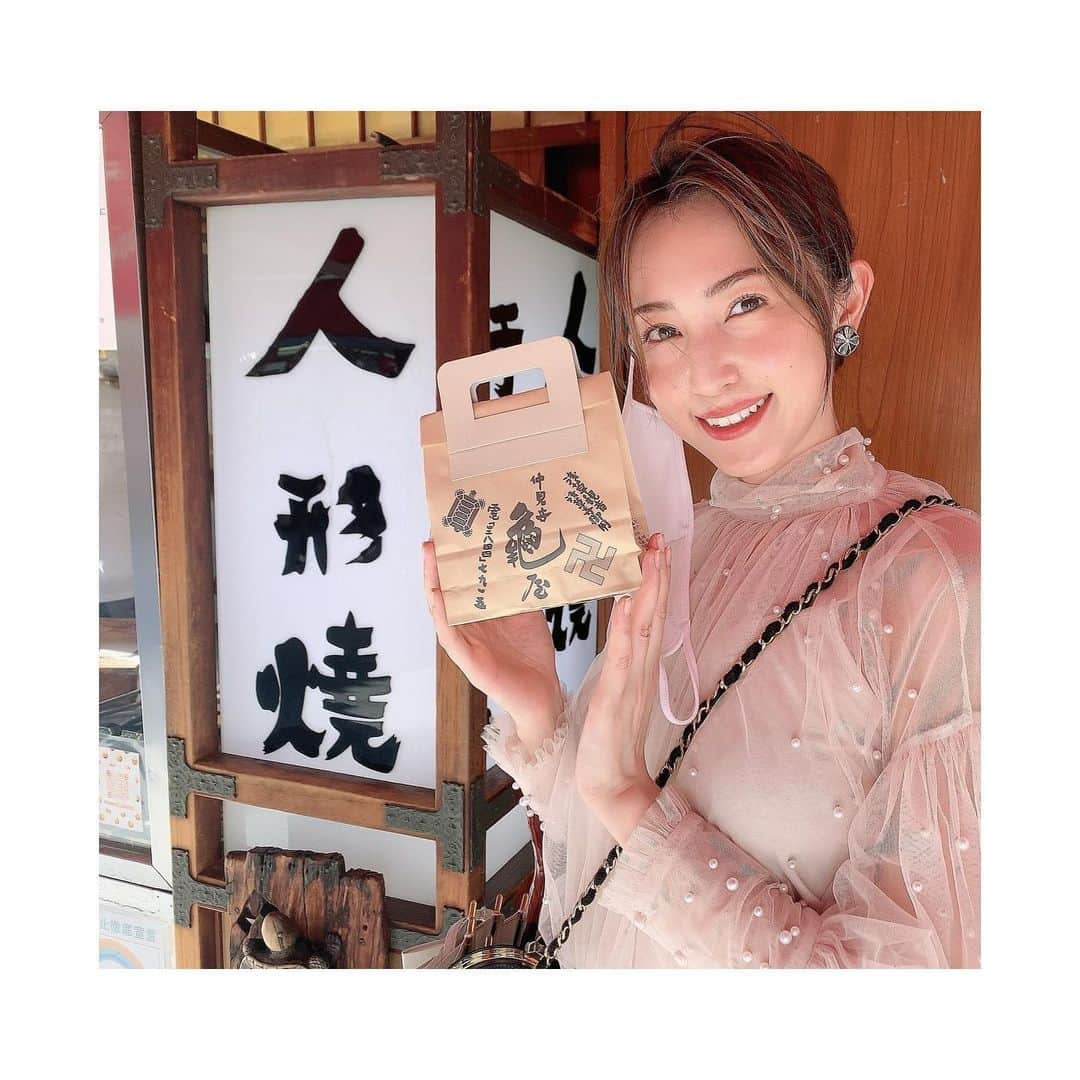 有村実樹さんのインスタグラム写真 - (有村実樹Instagram)「🏮﻿ 昨日は花束💐で、﻿ ﻿ 今日は人形焼😋❣️﻿ ﻿ ﻿ 大黒屋の天丼が食べたくて、久しぶりに主人と浅草へ行ってきました。﻿ ﻿ 「亀屋」の人形焼は食後のデザートに🍮﻿ 浅草に来たら必ず立ち寄るお店です。﻿ ﻿ 沢山食べたので夕飯は控えめにしよっと💪﻿ ﻿ ﻿ ﻿ 話は変わりますが、﻿ 最近はユニクロのエアリズムマスクをつけているのですが、肌あたりがいいのはもちろんだけど、メイク汚れが落ちやすいのが嬉しい✨﻿ 良品です。﻿ 売り出したときは品薄だったけど、もう手に入るようですね〜﻿ まだの方はぜひお試しください😊﻿ ﻿ ﻿ #浅草 #東京 #浅草寺 #大黒屋 #天丼 #人形焼 #デザート #ランチ #家族の時間 #夫婦 #tokyo #asakusa #happy #休日 #休日の過ごし方」8月29日 17時32分 - arimura_miki