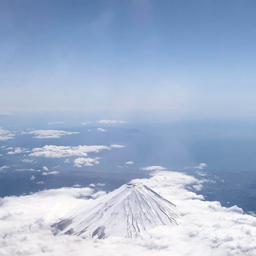 大谷廣松のインスタグラム：「空から見る富士山が好き。9月になったら巡業で飛行機に乗れるから見られるね #富士山 #窓からの景色 #歌舞伎 #大谷廣松 #飛行機」