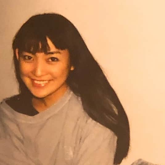 田中美里のインスタグラム：「18歳のころ。  この後、ばっさりとベリーショートに。  そして『あぐり』に、、。  懐かしい。  #18歳のころ #デビュー前 #hairstyle  #懐かしい写真 #前髪ぱっつん」