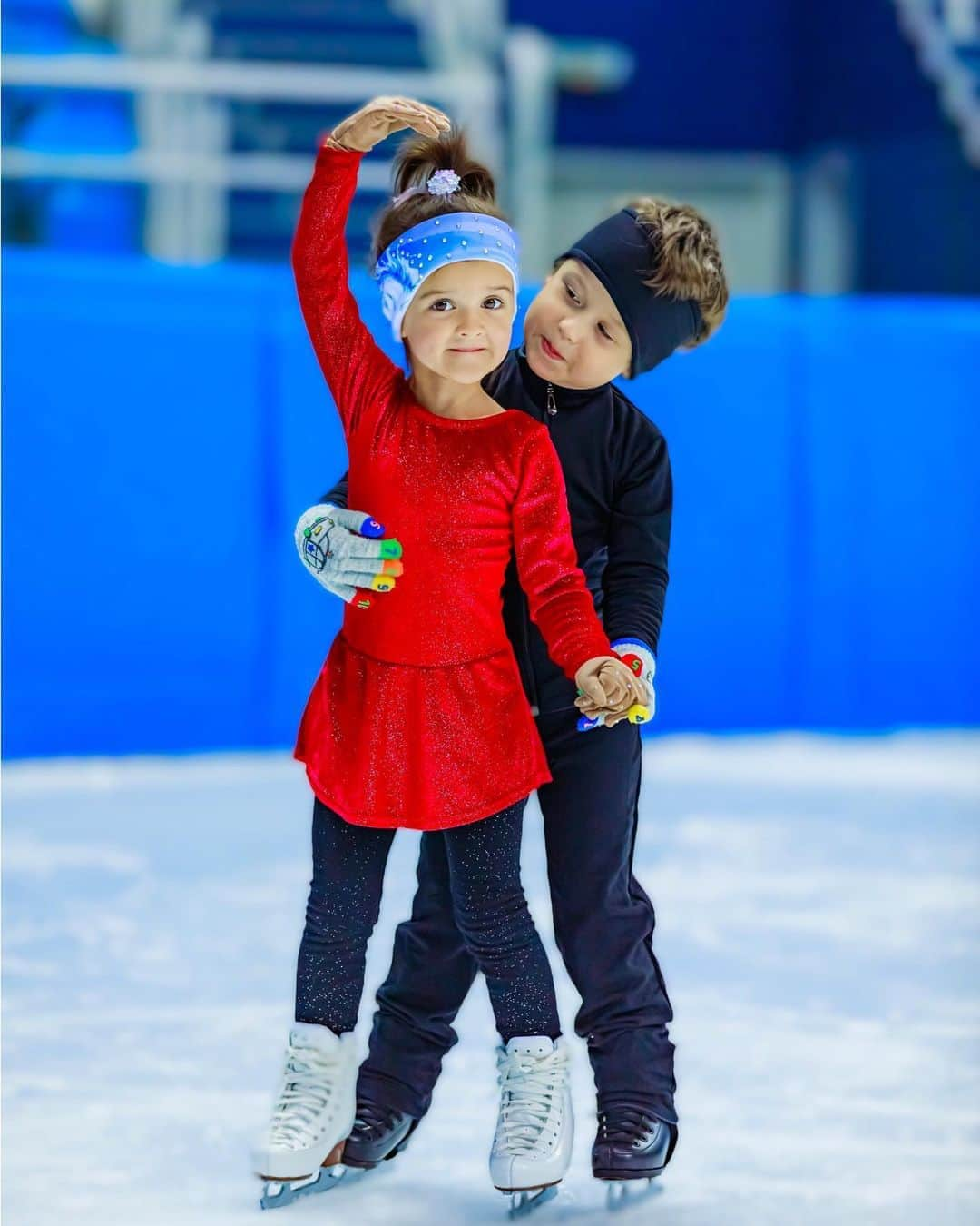 タチアナ・ボロソジャルさんのインスタグラム写真 - (タチアナ・ボロソジャルInstagram)「⛸У меня приятная новость для маленьких фигуристов!  Мы вновь запускаем нашу онлайн-школу по фигурному катанию! ⠀ ✅ Приглашаю юных спортсменов на наши занятия.Стартуем уже в понедельник, 31 августа. ⠀ Так как у всех начинаются занятия в школе + регулярные тренировки, мы будем делать запись каждой онлайн-тренировки, чтобы вы могли посмотреть её в удобное время. Но доступ к видео-тренировкам дается на время тренировочного цикла. ⠀ Длится тренировка 1 час и проходит в ZOOM. ⠀ Все остальные важные подробности вы можете узнать на аккаунте наших сборов @volosozhar.camp 😊 ⠀ #Волосожар #ТатьянаВолосожар #фигурноекатание #фигурноекатаниедети」8月29日 17時44分 - fire_bird