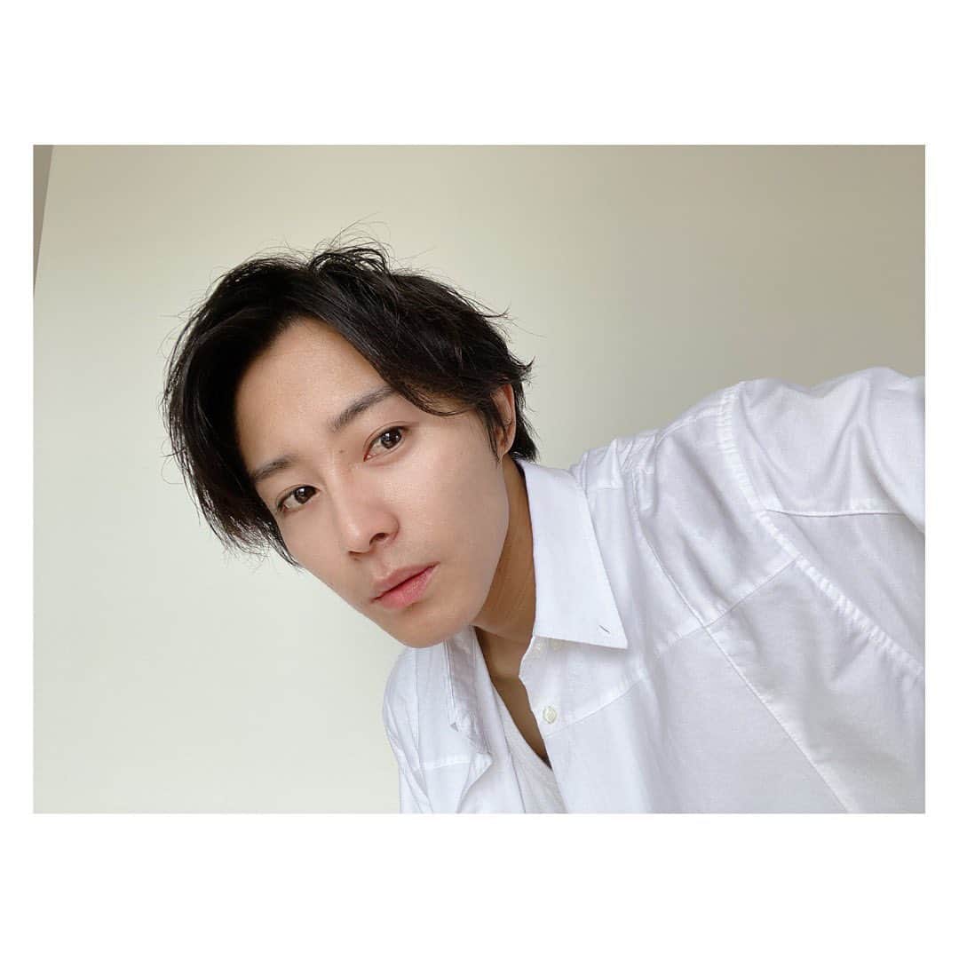 猪野広樹のインスタグラム：「「PERSONA5 the Stage #2」の公演詳細が決定いたしました！もう間もなく稽古…。　千秋楽を迎えるまで途方もない闘いが始まる！  あ、先ほど家に新しい仲間が加わりました。　ガジュマルです。　重かったです。　ちょっとでかいです。　根元太ってるのかわいいです。  10/1(木)～4(日)KT Zepp Yokohama(横浜)、 10/17(土)～18(日)サンケイホールブリーゼ(大阪)にて。」