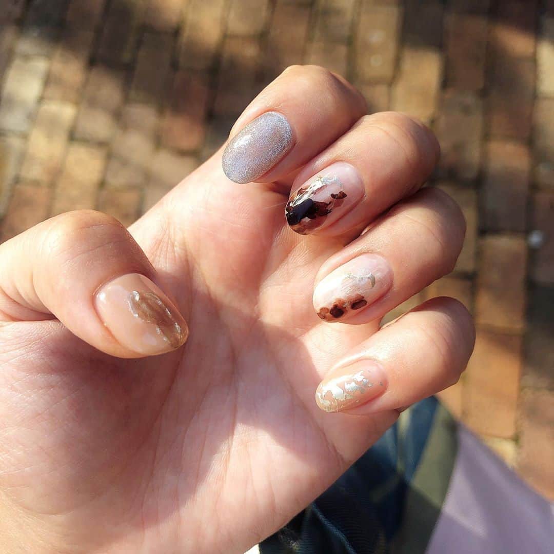 渡辺梨夏子のインスタグラム：「8月も終わりが見えてきた！ どんな夏を過ごしましたか？？（まだまだ暑すぎるけど...）ほんのり秋の気分をのせて〜🍇  #nail #newnail」