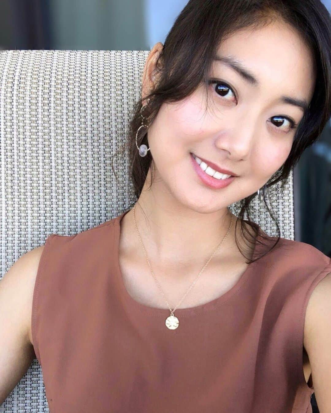 のインスタグラム：「🌤 . 太陽を浴びて、夏の風の匂いを感じるのがスキ🕊🌎🌿 . Have a wonderful weekend everyone ❤︎" . . #summer #saturday #happyweekend #portrait #me」
