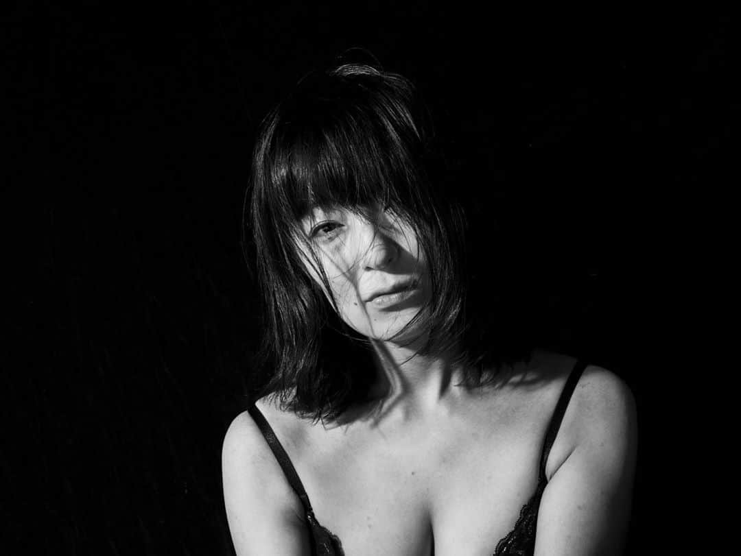 しじみさんのインスタグラム写真 - (しじみInstagram)「#ポートレート #被写体希望 #東京 #portrait #カメラ #photography #カメラマン募集 #モデル募集 #camera #モノクロ」8月29日 17時56分 - amcche