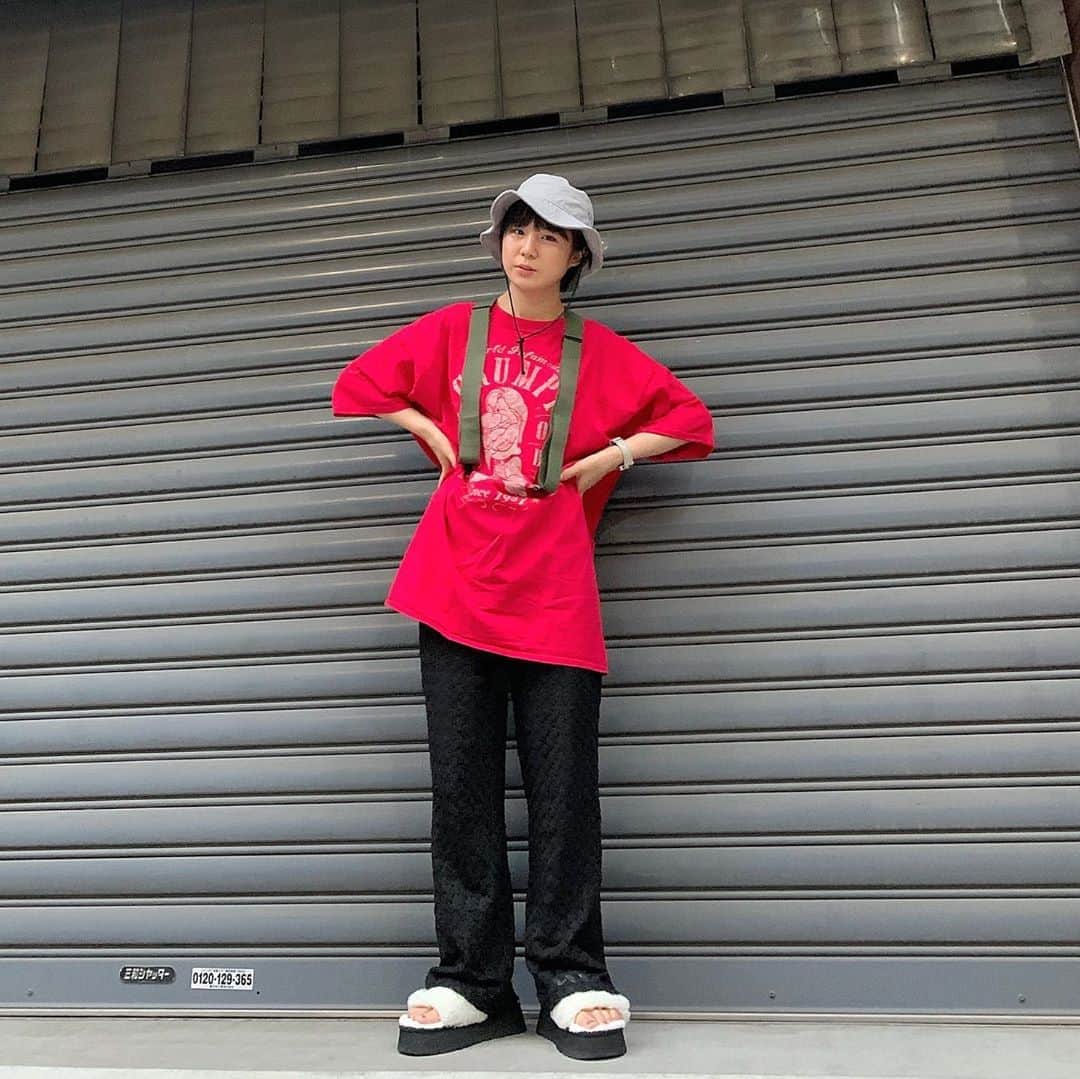 のインスタグラム：「ビッグTが主役のコーデ🎈 サスペンダーをベスト感覚でつけて、アクセントにしたんですねぇ。 トータルめちゃくちゃ楽な服装！ . Tシャツ：#californiadisney  サスペンダー：#古着 パンツ：#raybeams ハット：#newera サンダル：#UGG . UGGサンダルが楽でおしゃれ感出るから、もう履きすぎている。 大好き過ぎている。 . .」