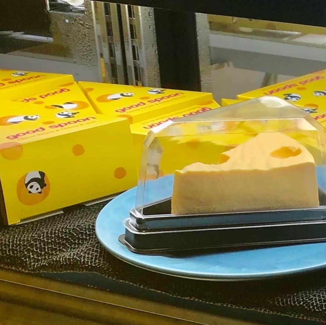 ホテルウィングインターナショナルプレミアム東京四谷さんのインスタグラム写真 - (ホテルウィングインターナショナルプレミアム東京四谷Instagram)「. 今回は、6月に上野のエキュートにオープンした「グッドスプーン　チーズスイーツ&チーズブランチ」でテイクアウトできるチーズケーキをご紹介します！  見た目はアニメで見るような(硬そう⁈)チーズの形ですが、レアチーズケーキなので、とても軽くて食べやすくて美味しかったです。  店内には上野らしくパンダの装飾がたくさんあり、特にお店の入り口すぐにあるチーズを持ったパンダがとても可愛かったです！  店内ではチーズを使った様々なメニューを楽しむことができるそうなので、興味のある方はぜひ足を運んでみてください‼︎  #ホテルウィングプレミアム東京四谷  #ホテルウィング東京四谷 #hotelwingpremiumtokyoyotsuya  #グッドスプーン  #エキュート上野 #上野公園口すぐ  #チーズケーキ#チーズ #パンダがいっぱい  #当ホテルから約30分」8月29日 17時57分 - hotelwing_premium_tokyoyotsuya