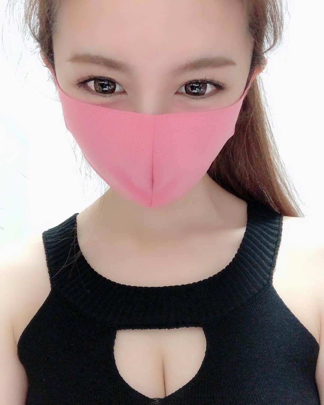 栗林里莉のインスタグラム：「♡ 明日はいよいよクラウドファンディングのお渡し会です💡 コロナ対策もバッチリなので、皆さんマスク着用よろしくお願いします🙏 今年は夏っぽいことできひんかったけど、ミニライブで皆さんと一緒に盛り上がれたらいいなぁ🎶 新曲初披露なのでちょっとドキドキ😳 皆さんにお会いできるの楽しみにしています💓 #栗林里莉12周年プロジェクト  #クラウドファンディング #craudfunding  #栗林里莉 #ririkuribayashi #japanese」