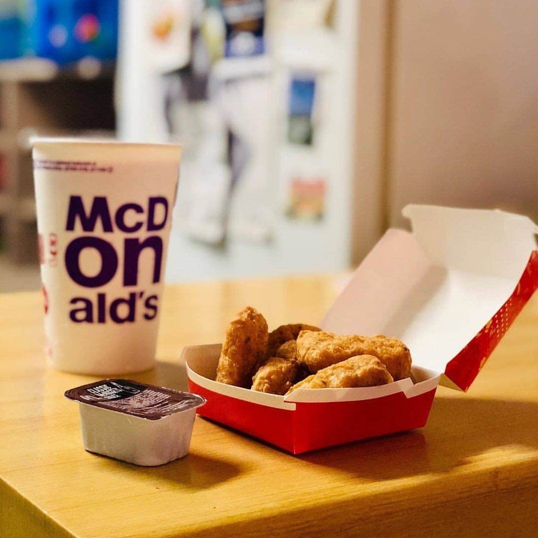 McDonald's Philippinesのインスタグラム：「Dinner flex by @timmy.rios. The Spicy McNuggets and Strawberry Milkshake combo always hits the right spot. What are you having today?   Order via the McDelivery PH App, website, or McDo Messenger. 😉」
