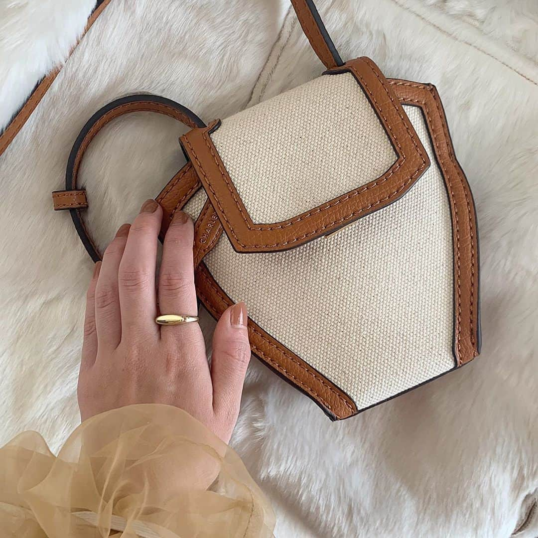 MERYさんのインスタグラム写真 - (MERYInstagram)「.⁣ 高見えバッグは『CHARLES & KEITH』でGETしよう。⁣ .⁣ 『CHARLES & KEITH（チャールズアンドキース）@charleskeith_jp 』のバッグの中でも、キャンバス生地×合成皮革のバッグは高見えする上にオンオフ問わず使いやすいアイテムとして大変人気なんです。リーズナブルな価格で高見えするアイテムが欲しい方は是非CHARLES & KEITHをチェックしてみてください♡⁣ .⁣ MERYでは他にも「かわいい」に近づくさまざまな情報を発信しています。⁣ @mery.beauty コスメ・美容に特化した情報をお届け♡⁣ @mery_spot 話題のカフェやお出かけスポットをご紹介！⁣ @_meryshop_  MERYセレクトの可愛いアイテムがたくさん⁣ こちらもぜひチェックしてみてください！⁣ .⁣ .⁣ photo by @nachi18__⁣ .⁣ #MERY #regram #charlesandkeith #bag #fashion #ootd #coordinate  #데일리룩 #옷스타그램 #오오티디 #코디 #패션피플 #찰스앤키스 #가방 #가방스타그램  #バッグ #チャールズアンドキース #高見え #キャンバスバッグ #ショルダーバッグ #ミニバッグ #コーデ #コーディネート #ファッション #今日のコーデ #今日の服 #お洒落 #お洒落さんと繋がりたい #MERY女子 #メリー」8月29日 18時00分 - mery.jp