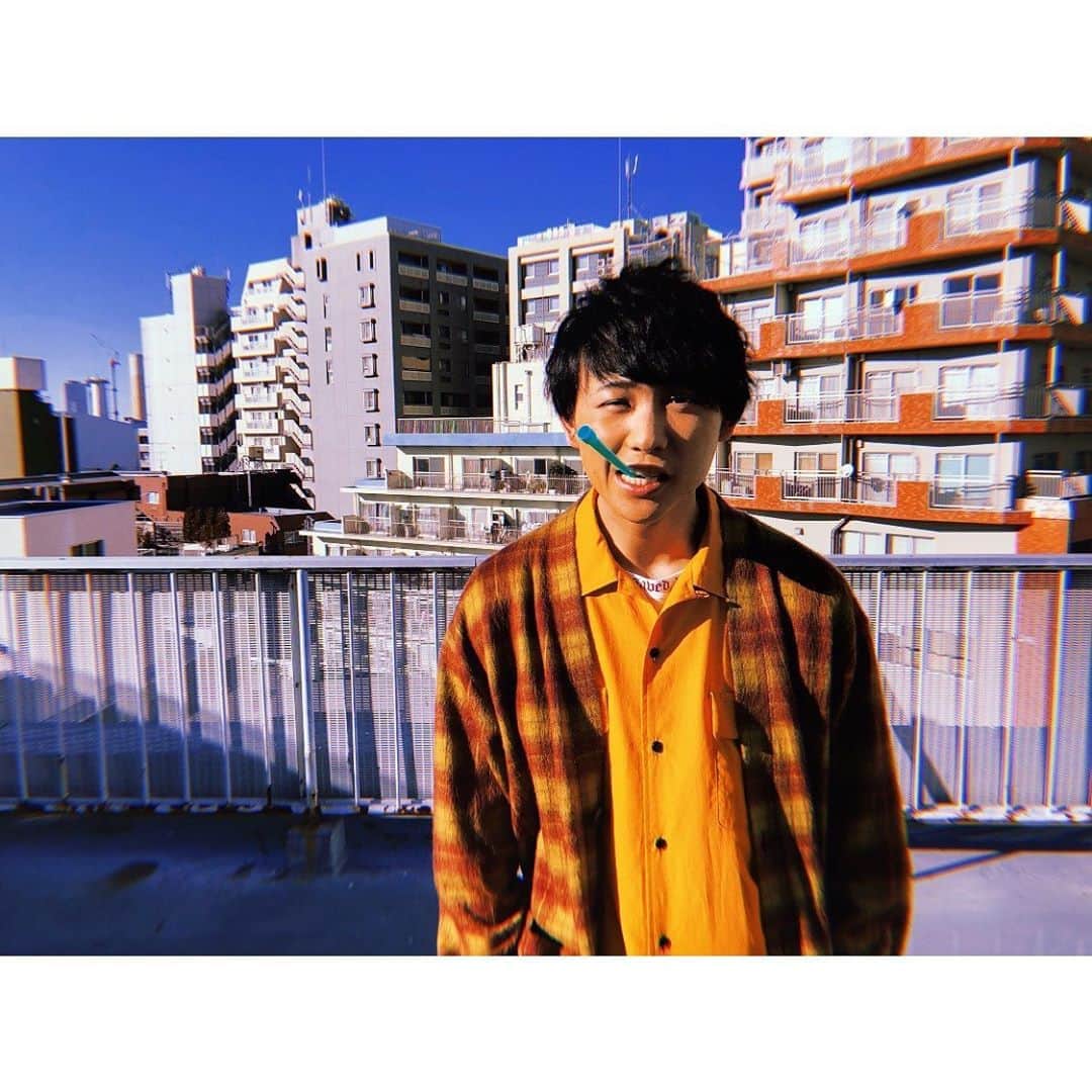須賀健太のインスタグラム：「今日は朝から撮影。 炎天下でなかなかハードなシーン。 でも自然と幸せな気持ちでした。 現場にいれるって幸せだねぇ。  #photography  #撮影 #まだ今日の分全部わってない #のにおわったっぽい話しちゃう #炎天下だから許して❤️」