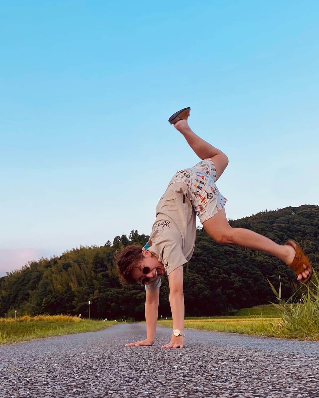ひなたさんのインスタグラム写真 - (ひなたInstagram)「空にお洒落スパイスまぶしてみたんやけどもどう？ 右下の草もついでになかった事にしてみたんやけど、どう？  @enlightquickshot #quickshot #enlightquickshot #ad #空加工 #草刈り #星空加工 #花火」8月29日 18時11分 - imomuhi_nata