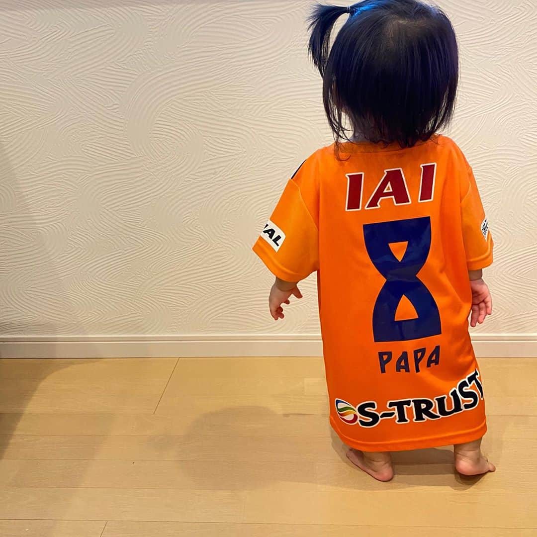 姫野れみのインスタグラム：「パパ復帰⚽️ 今シーズンのパパユニは大きめ♡ これを着て19:00〜応援しよう🥰  #spulse #soccer #uniform #jリーグ #j1 #1st #baby #girl #babygirl #13months #babyfashion #baby #1歳 #13ヶ月 #清水エスパルス #エスパルス #サッカー #ユニフォーム #ベビー #赤ちゃん #女の子ベビー #女の子 #ベビフル #ベビモ #ベビーフォト #赤ちゃんのいる生活 #べびすたぐらむ」