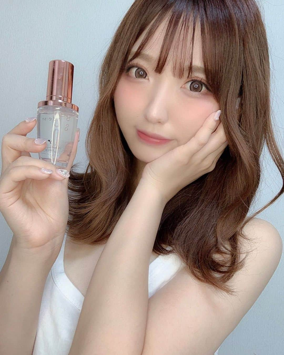 柳田なつみさんのインスタグラム写真 - (柳田なつみInstagram)「最近、普段のスキンケアに @adest100serum の美容液を追加してケアしてます♥️ ・ Amazonで人気って聞いて購入してみた！肌馴染みがよくて、ぐんぐんお肌に入っていく感じが凄い✨大切な日の前日は、必ずこれをプラスして使おうって決めた♥️ ・ 最近、お肌と髪の毛のケアってめっちゃ大事やなって思ってるので引き続き頑張りたい！ ・ ・ #Adest #アデスト #再生医療化粧品 #ヒト幹細胞培養液 #美容液 #スキンケア #ツヤ肌」8月29日 18時08分 - nachu_nemu