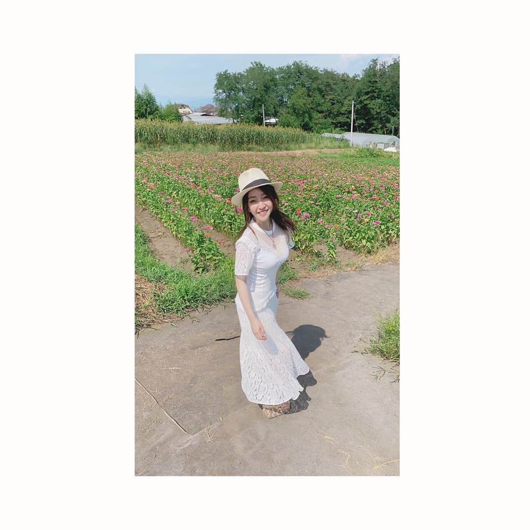 中冨杏子さんのインスタグラム写真 - (中冨杏子Instagram)「.*･ﾟ　.ﾟ･*.🌼.*･ﾟ　.ﾟ･*. . . お花畑(^^) . . #お花と私 #お花とあんこ #お花畑コーデ  #白ワンピース #白ワンピ #麦わらハット #青空大好き #毎日お稽古 #8日から13日まで #いいね #コメント #フォロー #中冨杏子」8月29日 18時10分 - anko_nakatomi