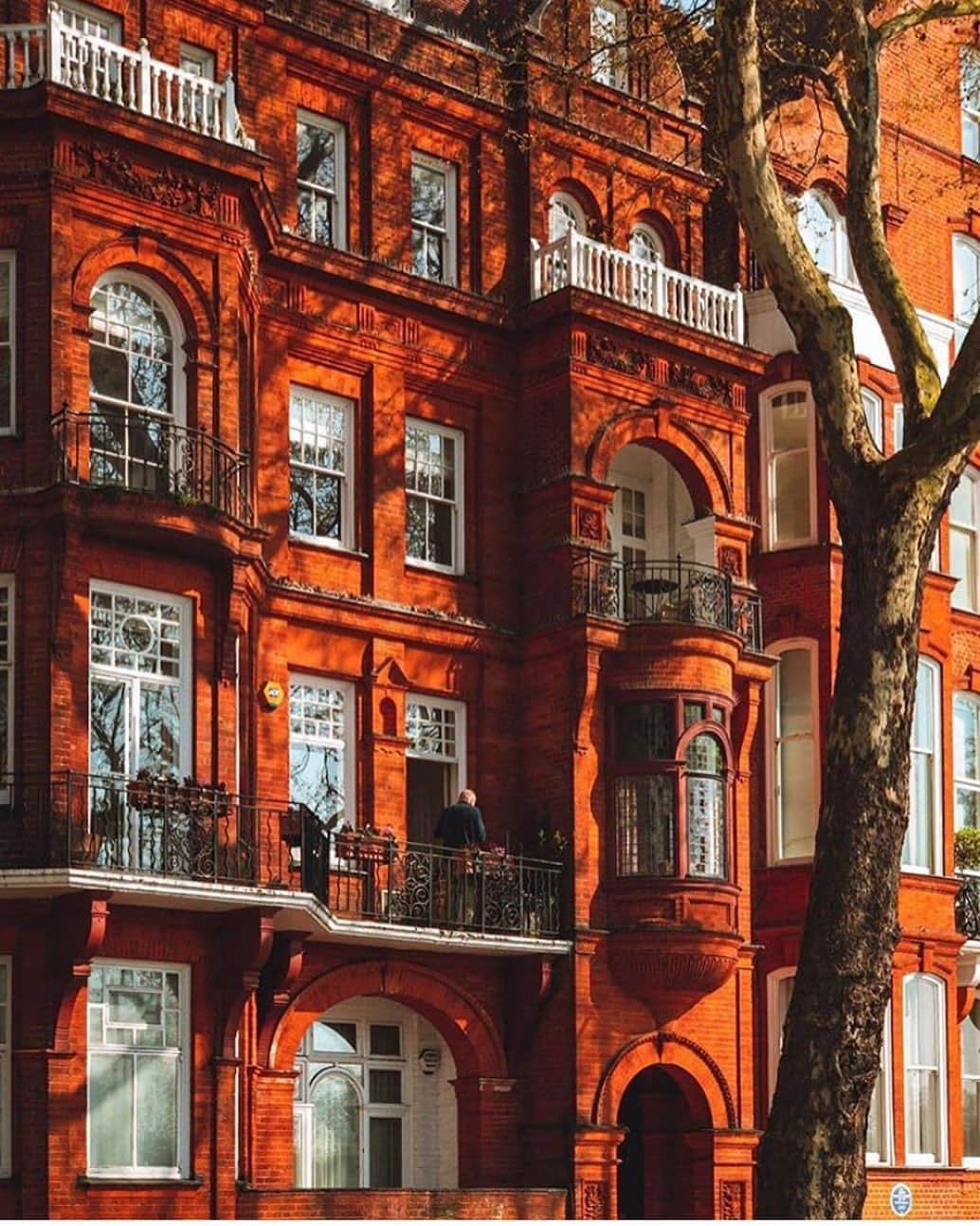 のインスタグラム：「Retour à Londres.  __ The very last weekend.  #JMWeston #London #Inspiration  Regram @MeletisPix」
