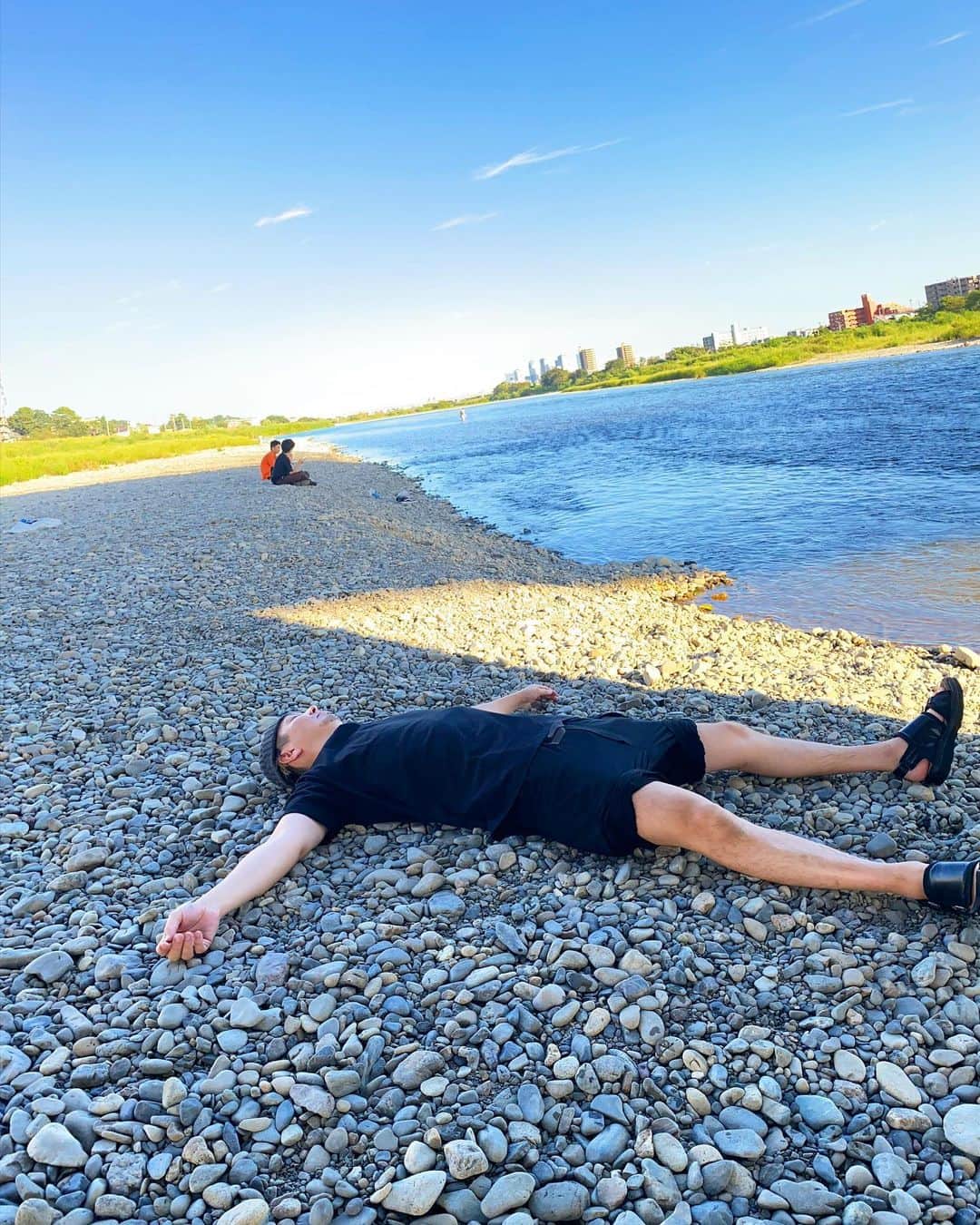 SHOCK EYEさんのインスタグラム写真 - (SHOCK EYEInstagram)「川で大の字。 心のデトックス✨ 次男と水切り。」8月29日 18時19分 - shockeye_official