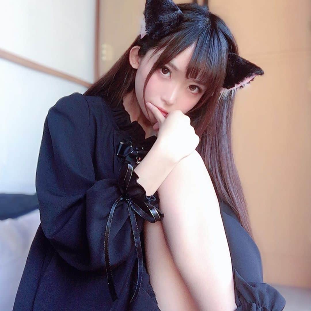 甘栗いるふのインスタグラム：「ねこねこもーど🐾  #cosplay #猫耳 #黒猫 #コスプレ #cosplaygirl」