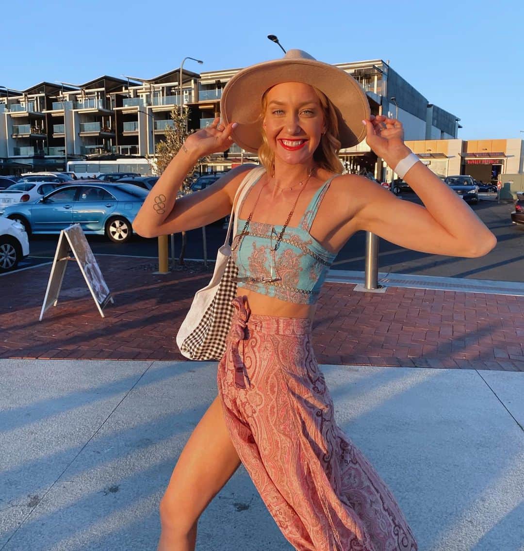マディソン・ウィルソンのインスタグラム：「Me and every other person in Adelaide hitting the beach today 🥰」
