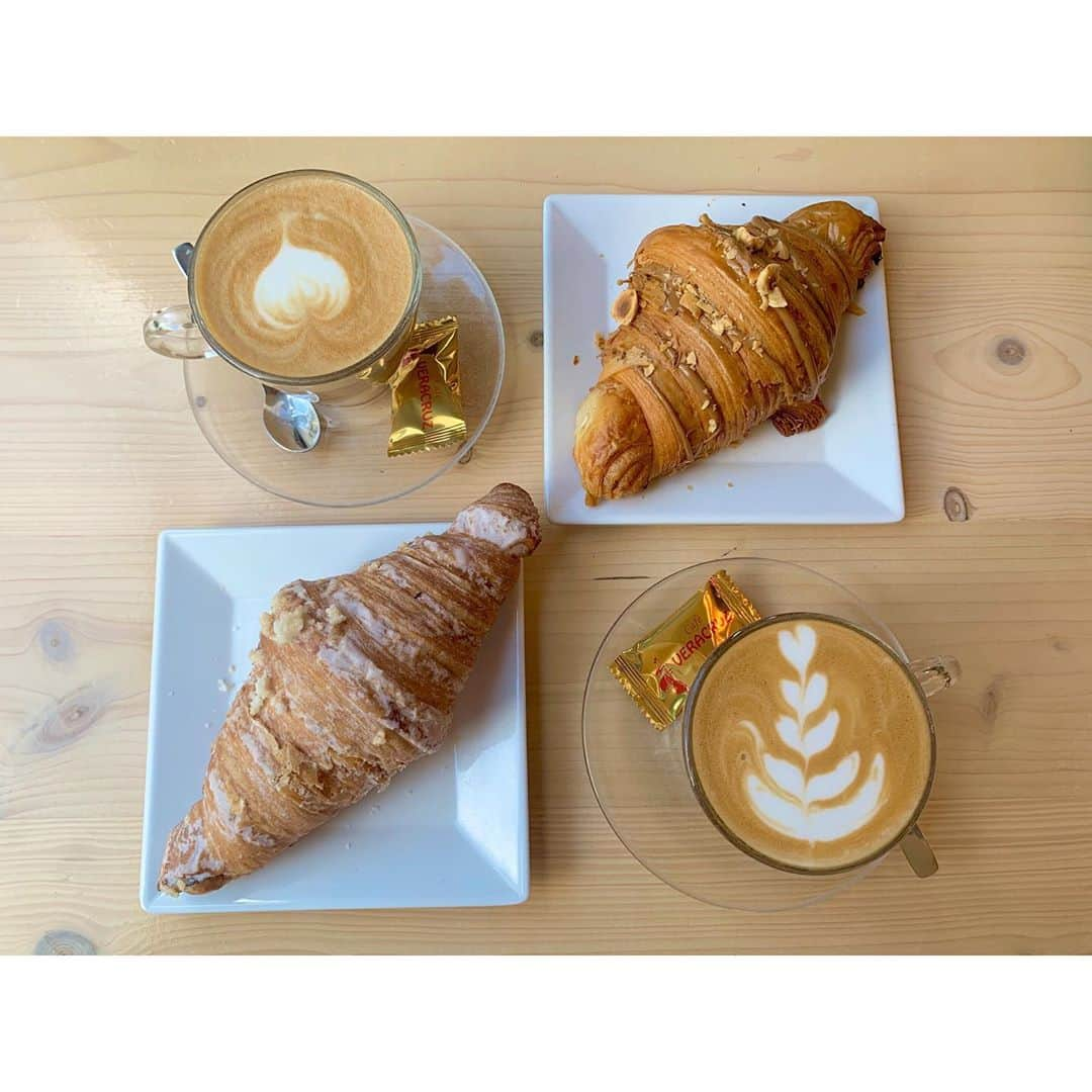 真野恵里菜さんのインスタグラム写真 - (真野恵里菜Instagram)「Desayuno🥐 . . コーヒーとクロワッサンな日☕️ たまに朝から甘いもの食べると気分が上がって その日は元気に動こう！と思えるから その後は張り切って愛犬のお散歩行って 洗濯してテキパキとお昼ご飯を作りました🥳 . . みんなの今日の朝ご飯はなんですか？🍽 #いつかの朝食 #たまにはパン」8月29日 18時25分 - erinamano_official