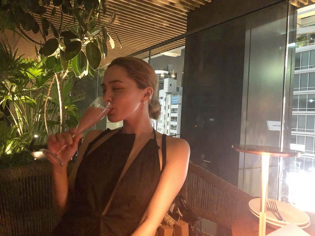 ステファニーのインスタグラム：「🌃🌙🍷❤️ ディナーの後のBARなんて 普段お酒をそこまで飲まない私達は滅多に行かないから BARに行くってそれだけでテンションは上がるけど、 素敵なお店の雰囲気で更に気分も良くなって… 桃のカクテルに桃のパフェまで食べてしまった♡ ほろ酔いで転がるベッドは最高だった〜！ ベルコモンズの名前を残した"BELCOMO" というお店です。 近くの人も、お酒を飲まない人でも、 気分転換にとってもいいかも。」