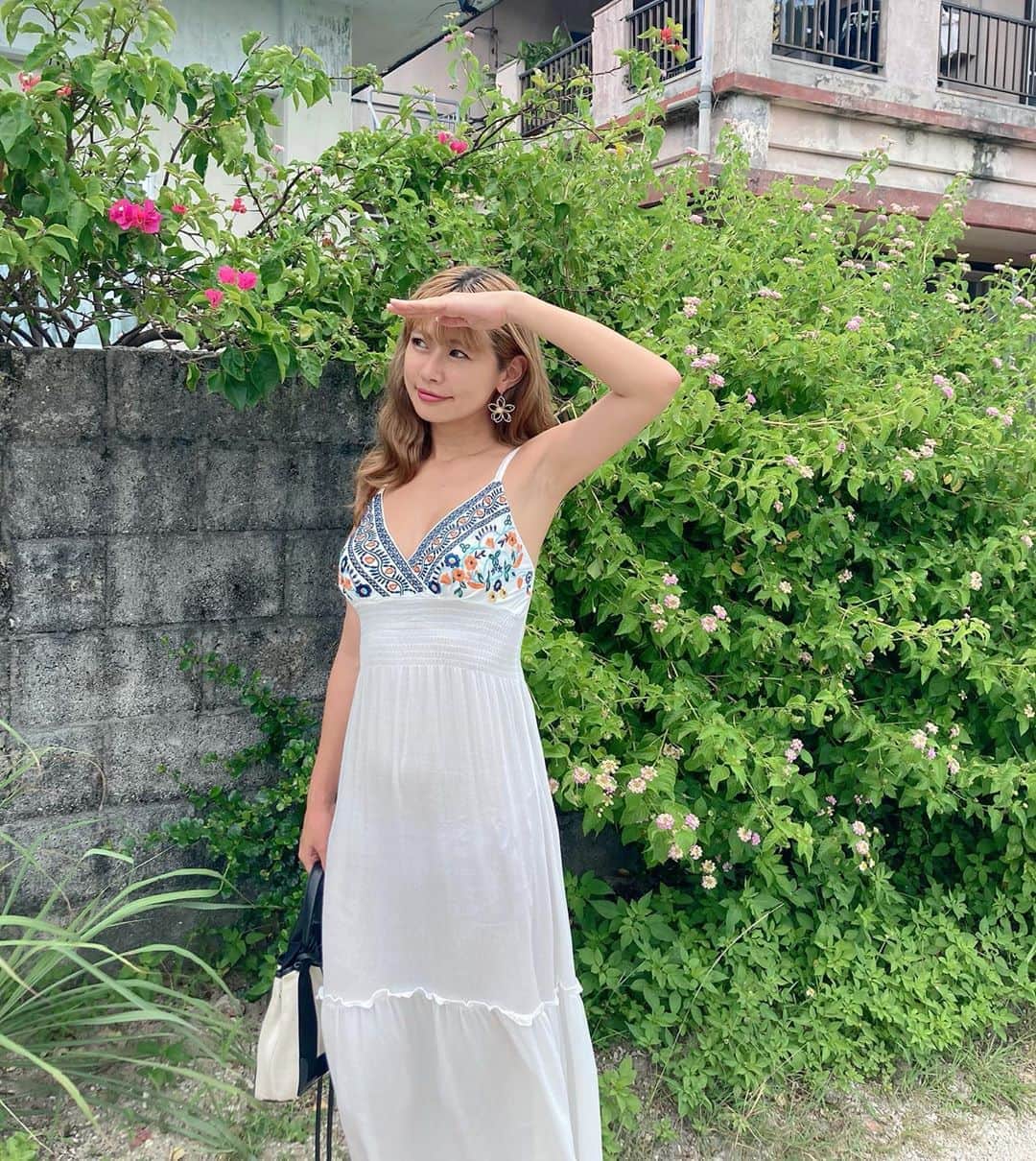 ちほのインスタグラム：「自然パワーてほんとすごい🌿 お散歩して一歩一歩でenergy感じるよ🧡💙」