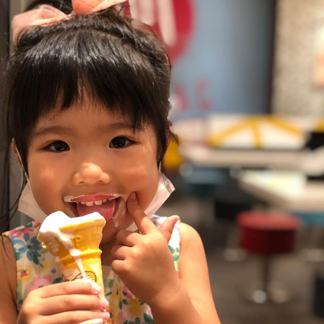 村上福之のインスタグラム：「#macdonalds #安倍辞任   #ソフトクリーム　#三歳児 #三歳 #マクドナルド #おじいさん #daughter  #softcream  #icecream」