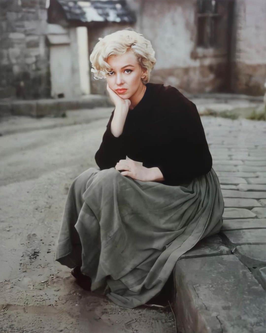 マリリン・モンローさんのインスタグラム写真 - (マリリン・モンローInstagram)「She makes looking sad beautiful.🖤 Marilyn photographed by Milton Greene, 1956🤍 #marilynmonroe」8月29日 9時37分 - welovemarilyn