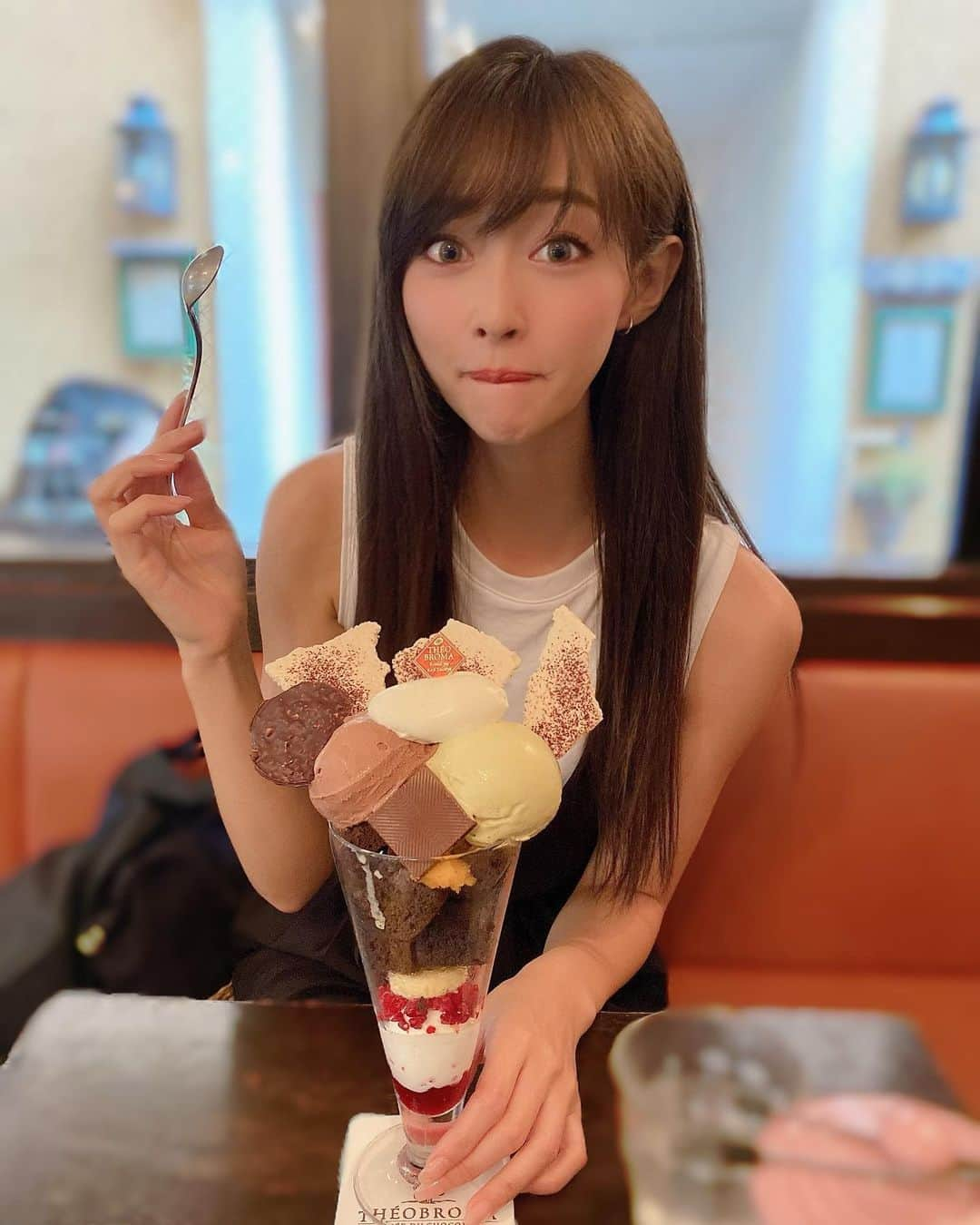 林紗久羅さんのインスタグラム写真 - (林紗久羅Instagram)「. . . おはようっ🍫 . . . #theobroma #kagurazaka #chocolateparfait #テオブロマ神楽坂 #テオブロマ #チョコレートパフェ #サクめし #神楽坂カフェ #林紗久羅 #ロングヘア #自まつ毛  #美容 #スキンケア #美顔器 #レースクイーン #ラルム #ハニースウィートミニ #racequeen #rq #ストレートヘア #フープピアス #東京カフェ #ミミピンク #ピエナージュ」8月29日 9時32分 - sa1210ku