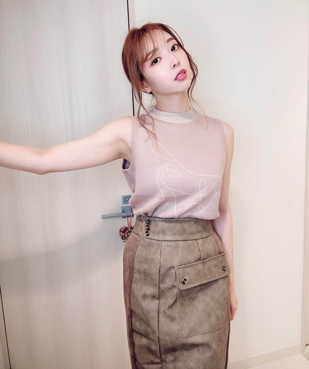 みゅうみゅうのインスタグラム：「. . . . おはようございます☀ . 起きてテレビ付けたらスッキリやってなくてしょぼぽん…ってなった。 . 今日は土曜日でした。 . あと3日で8月も終わっちゃいますね。。 . 早いー、、💦 . . #8月 #終わっちゃう #もうすぐ #9月 #秋が来る #楽しみ #Darich #カフェラテコーデ #caffèellatte  #カフェラテ #今日のコーデ #newtro #newretro  #brown」
