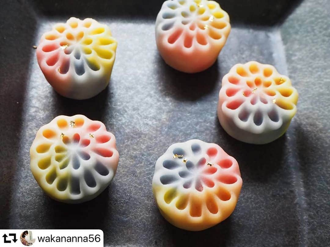 クスパさんのインスタグラム写真 - (クスパInstagram)「#repost @wakananna56 ・・・ #手作り和菓子﻿ ﻿ ねりきり製の「花火」を﻿ 作りました。﻿ ﻿ 今年は花火は諦めていましたが、﻿ ﻿ お盆に祈願花火が上がるのが見られて﻿ ﻿ 嬉しかった〜！﻿ ﻿ 8月ももうすぐ終わり。﻿ ﻿ 飛騨の秋は一瞬😂﻿ ﻿ そしてその後は長ーい冬❄﻿ ﻿ 15年ぶりの飛騨の冬を耐えられるか不安（笑）﻿ ﻿ 1週間お疲れさまでした✨﻿ ﻿ #スイーツ #フーディーテーブル #デリスタグラマー #wp_deli_japan #cccphotolifelab #おうちカフェ #テーブルフォト #homemade #私のおいしい写真 #手作りスイーツ #コッタ #cotta #マカロニメイト #お菓子作り好きな人と繋がりたい #富澤商店 #tomiz #パティシエカメラ部 #クスパ  #wp_deli_recipe #wp_deli_style #お菓子作り #花火 #和菓子 #和菓子好きな人と繋がりたい #ねりきり #練りきり」8月29日 9時43分 - cookingschoolpark