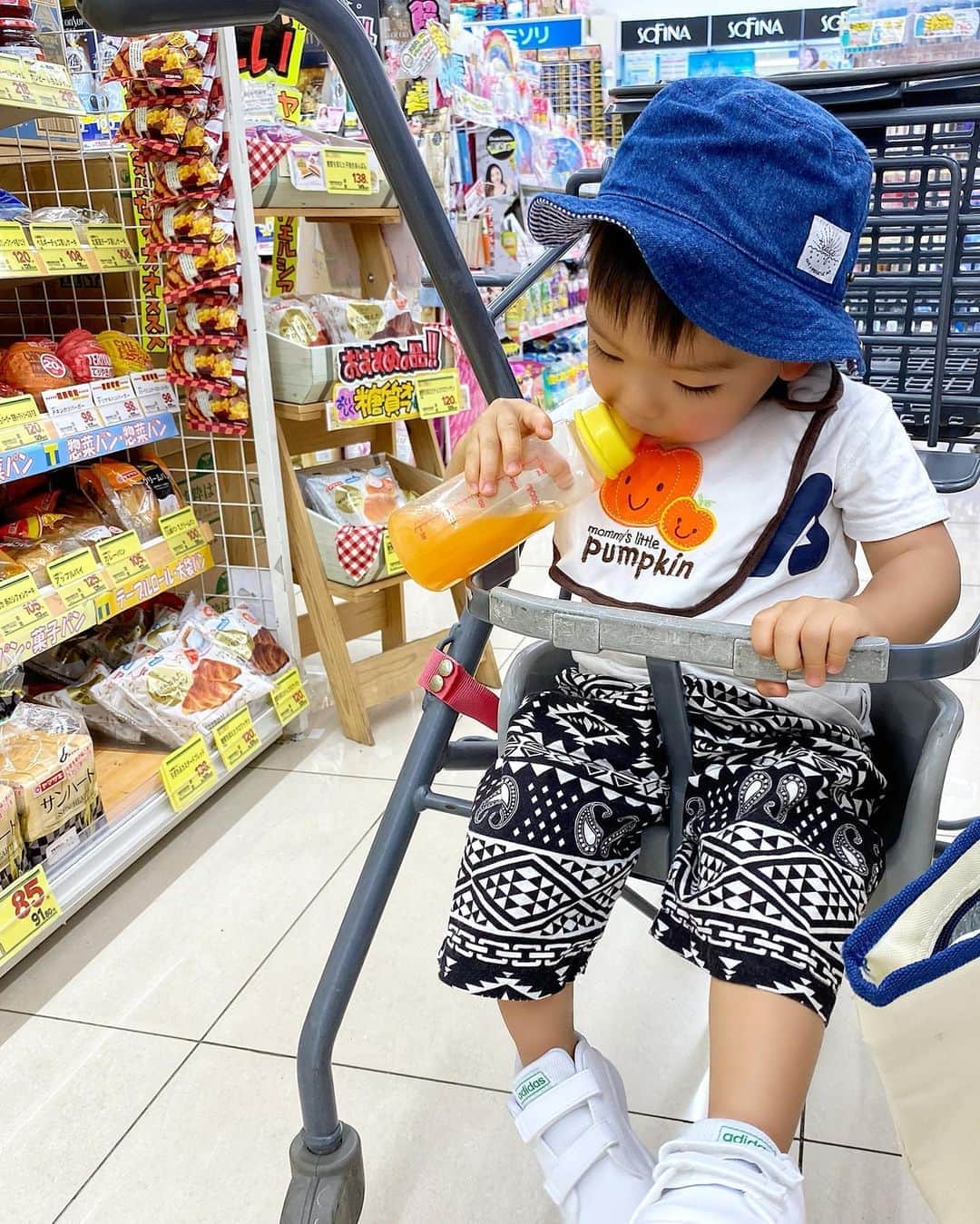 Momoeのインスタグラム：「#happy #家事 #育児 #family #家族 #boy #smile #男の子 #息子 #code #love #lucky #kids #子供 #thankyou #宝物 #ベビー #fashion #follow #心 #縁 #パパ #ママ #家族写真 #男の子ママ #赤ちゃん写真 #photo #子育て #1歳 #flower」