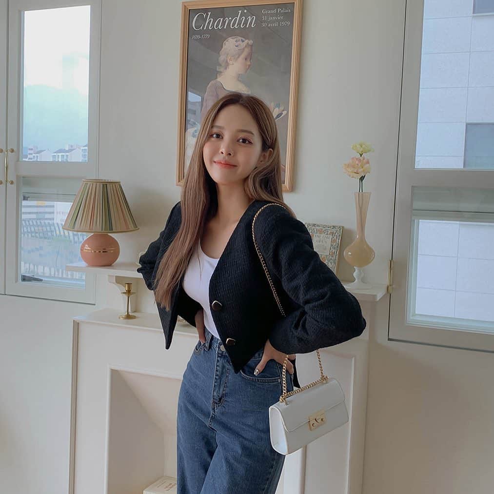 Chuuのインスタグラム：「CHUU 2020 F/W 2020.9.7 open  가을하면 생각나는 트위드재킷✨  허리부분까지 오는 숏기장으로 하이웨스트 마이너스진과 함께 코디하여 스페셜한 가을 데일리룩으로 즐겨주실거죠?  코디된 마이너스진도 업뎃 예정입니다😊  #chuu#트위드재킷코디」