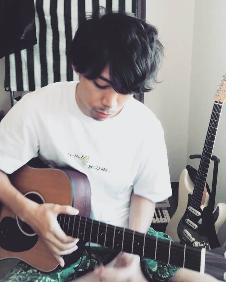 藤田朋生のインスタグラム：「最近いい曲を知ったよ。 早速弾いてみたよ  yasu2000さん、元気かなー。  #関口シンゴ　@shingo.sekiguchi  #NorthWing #弾き語り #弾き語りと見せかけて弾き語らない」