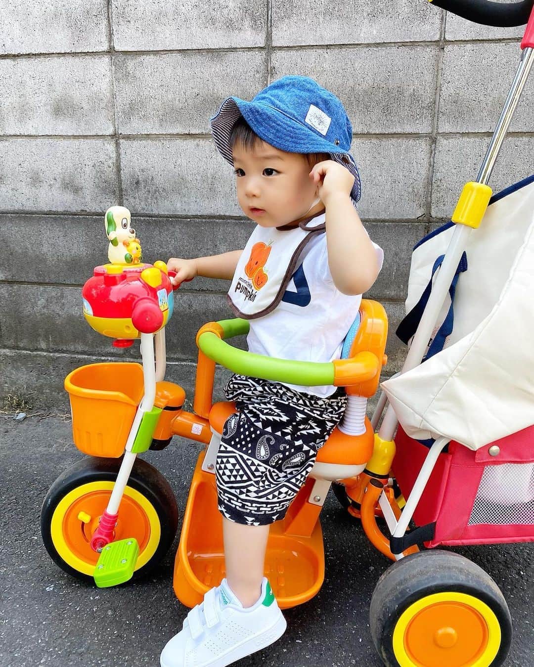 Momoeのインスタグラム：「#happy #家事 #育児 #family #家族 #boy #smile #男の子 #息子 #code #love #lucky #kids #子供 #thankyou #宝物 #ベビー #fashion #follow #心 #縁 #パパ #ママ #家族写真 #男の子ママ #赤ちゃん写真 #photo #子育て #1歳 #flower」